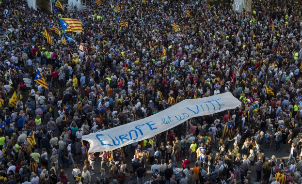 Напрежение в Каталуня! Студенти окупираха университет, Мадрид планира да изземе контрола над полицията