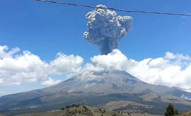 И заплаха от вулкан надвисна над Мексико