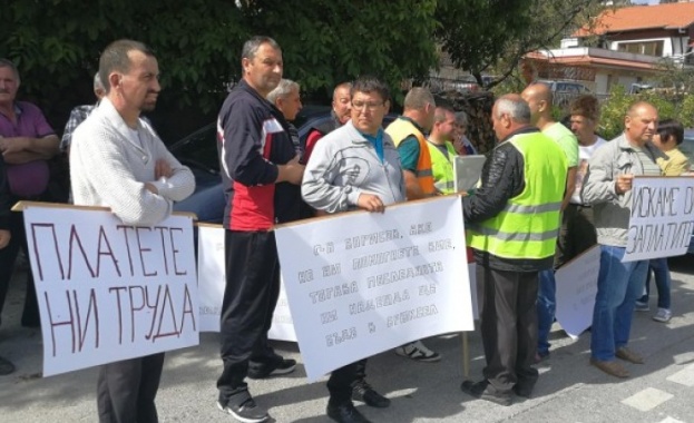 Протест за заплати блокира пътя Смолян - Пловдив за около час