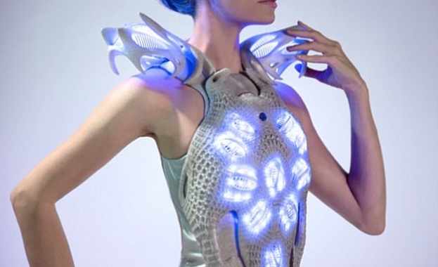 Дизайнерка създаде рокля с вградени сензори, улавящи емоции 