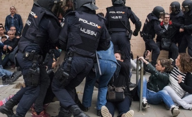 Гумени патрони, арести и над 300 ранени в Каталуния (обновена)