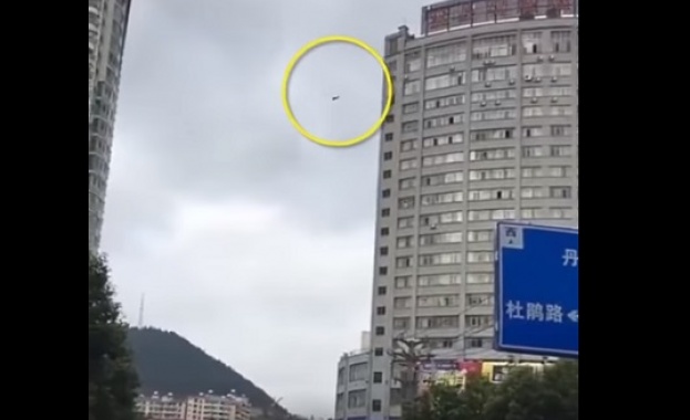 Китаец се спусна по кабели от 19-ия етаж, за да не плати за хотелската си стая (видео)