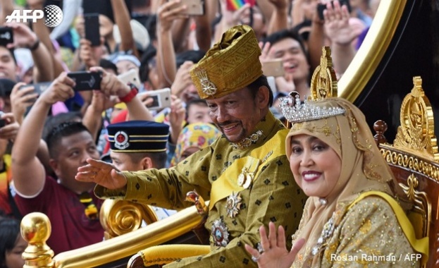 Султанът на Бруней отбеляза 50 години на власт... в каляска 