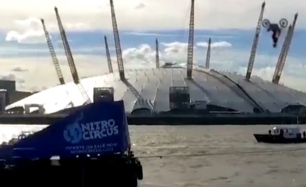 Да скочиш 23 м над Темза с мотоциклет (видео)