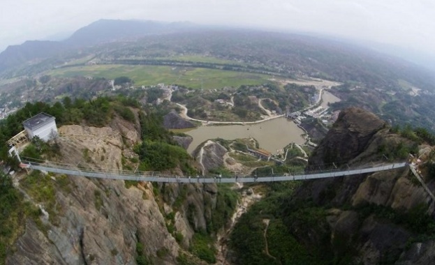 Стъклен мост в Китай, на височина 1180 м, се "пропука" под краката на туристи (видео)