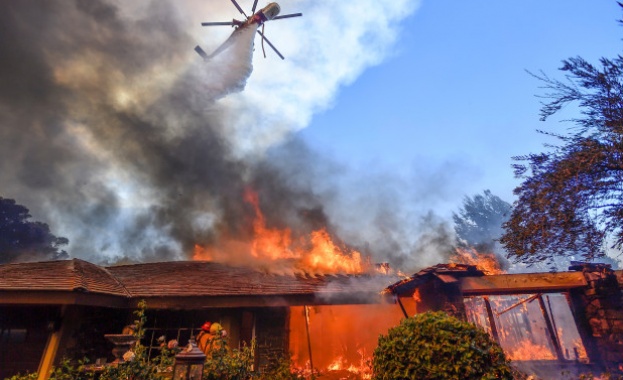 10 жертви на унищожителни пожари в Калифорния