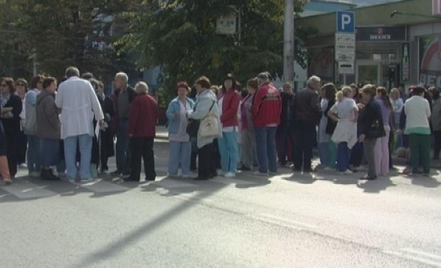 Хоро в знак на протест блокира булевард във Враца