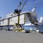 Най-големият круизен кораб отплава с бармани роботи