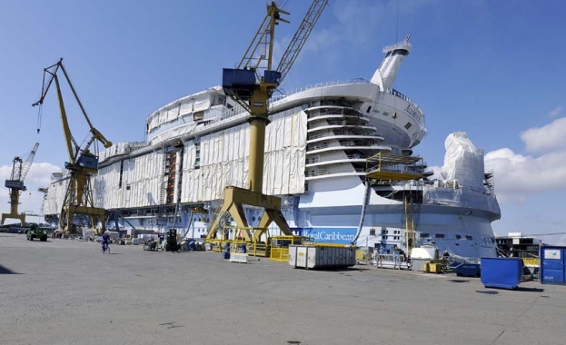 Най-големият круизен кораб отплава с бармани роботи