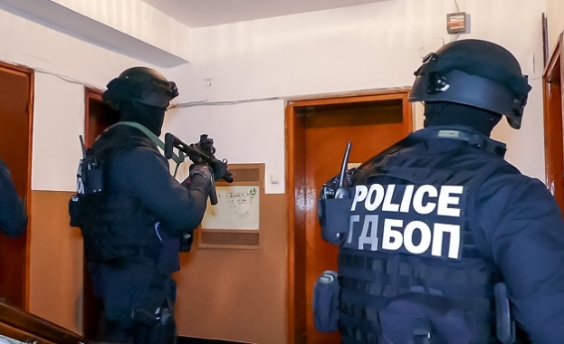 Разбиха наркобанда, покровителствена от полицаи в Стражица
