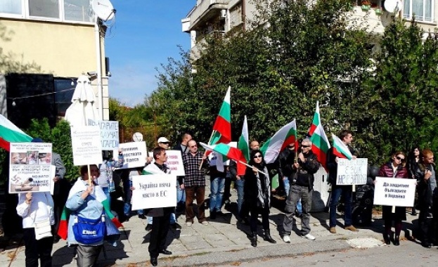 Протестиращи пред украинското посолство в София настояват да бъдат защитени правата на българите в Украйна