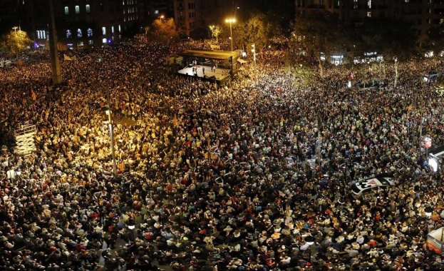  Стотици хиляди излязоха на протест с искане за независимост на Каталуния 