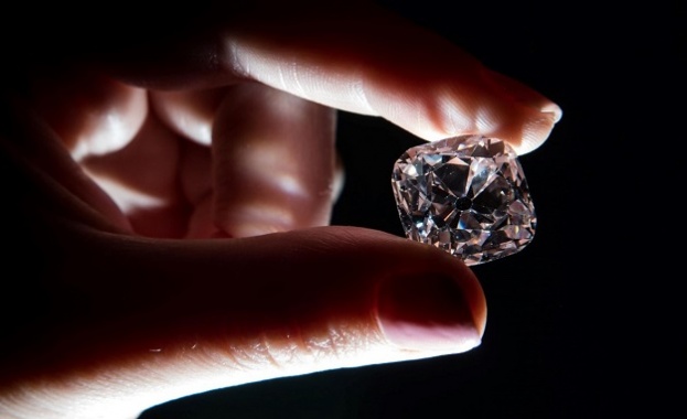 Розовият кралски диамант Мазарен ще бъде предложен на търг