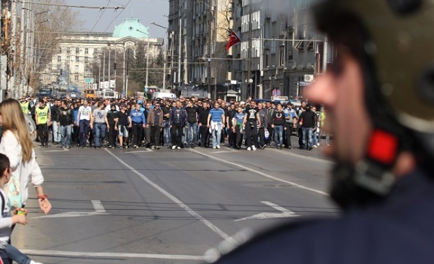 Бой и арести на столичен булевард между футболни фенове 