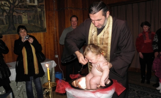 1000 бебета в девет града в страната ще бъдат кръстени днес