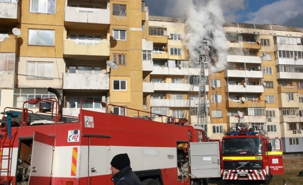 Евакуация на жилищен блок в Бургас заради пожар 