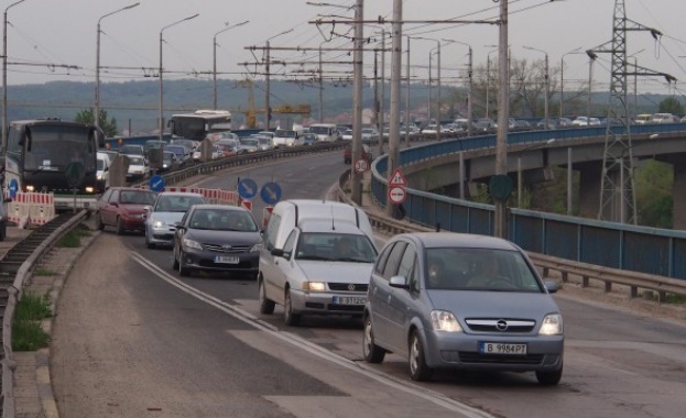 Затруднен трафик по Аспаруховия мост заради новия етап от ремонта