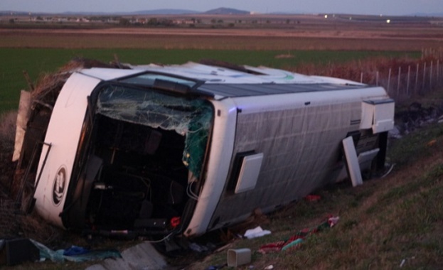 Проверява се дали шофьорът на катастрофиралия автобус е взел курс на колега