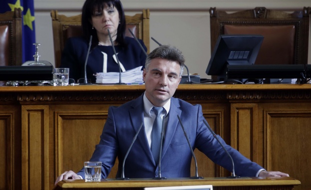 Университетите трябва да се заключват вечер, защото ще влезе някое куче и ще завърши