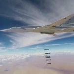 Руските военни показаха бомбардировка над складове на терористи (видео)