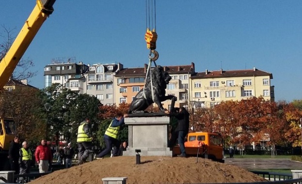 Лъвът от разрушения Войнишки мемориал се върна пред НДК 