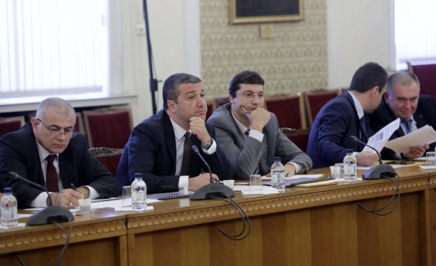 Стойнев: Няма да се откажем от клас "Прослужено време" и минималния осигурителен доход