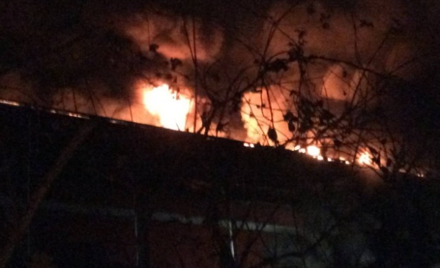 Пожар изпепели напълно дървени бараки в централната част на Варна