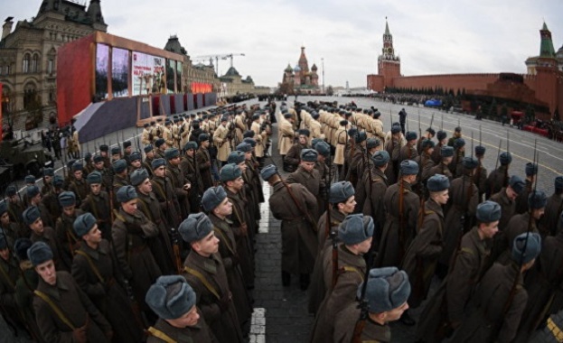 В Москва почетоха парада от 7 ноември 1941 г.