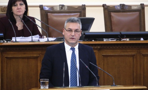 Гласуват искането за оставка на Валери Жаблянов