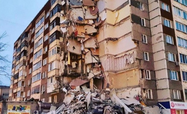 Част от жилищен блок в Русия се срина, има загинали и ранени (видео)