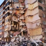 Част от жилищен блок в Русия се срина, има загинали и ранени (видео)