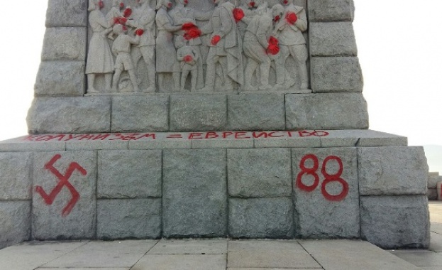 Вандали отново поругаха паметника Альоша в Пловдив