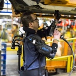 Екзоскелет помага при сглобяване на Ford