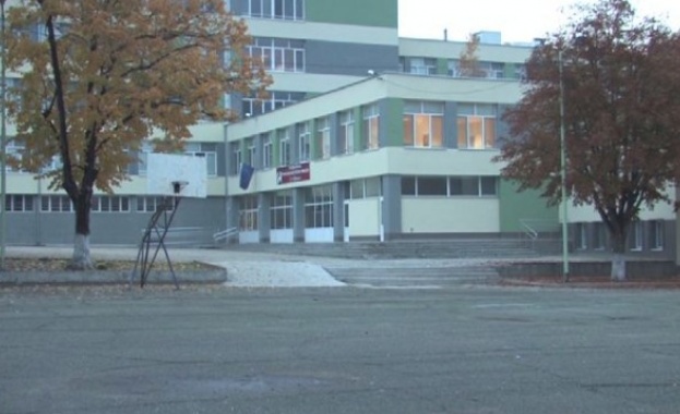 Осмокласник сложил скритата камера в тоалетната на гимназията в Стара Загора