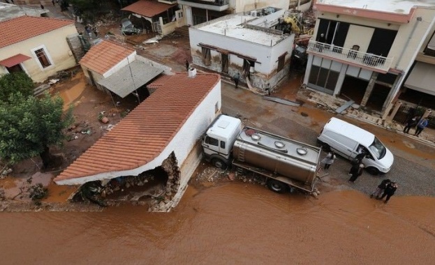 Транспортен хаос в Гърция: Наводнения блокираха пътищата, бури спряха фериботи 