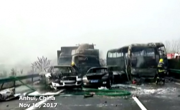 18 загинаха при верижна катастрофа с повече от 30 коли на магистрала в Китай