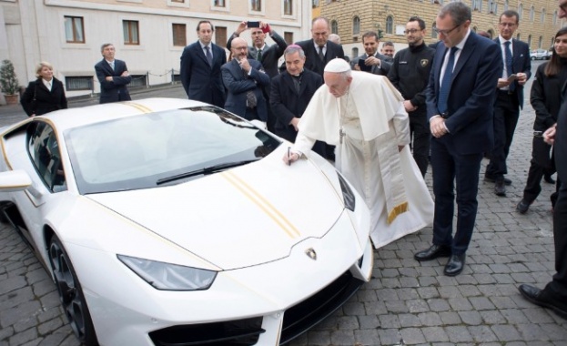 „Ламборгини” подари свой модел на папа Франциск