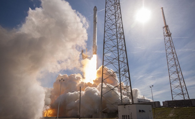 SpaceX изстрелва в орбита мистериозен товар на американското правителство