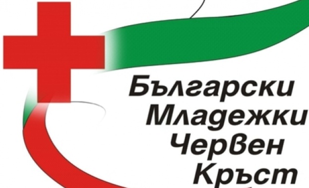БМЧК-Бургас обявява конкурс за есе на тема "Доброволчеството – хуманизъм в действие"