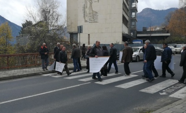 Работници в строителна фирма блокираха пътя Смолян - Пампорово заради неполучени заплати