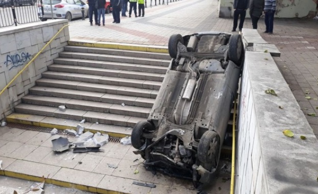 Пияна шофьорка обърна колата си в подлез в Пловдив