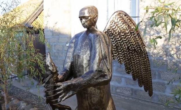 Скулптор извая статуя на Путин като крилата мечка 