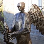 Скулптор извая статуя на Путин като крилата мечка 