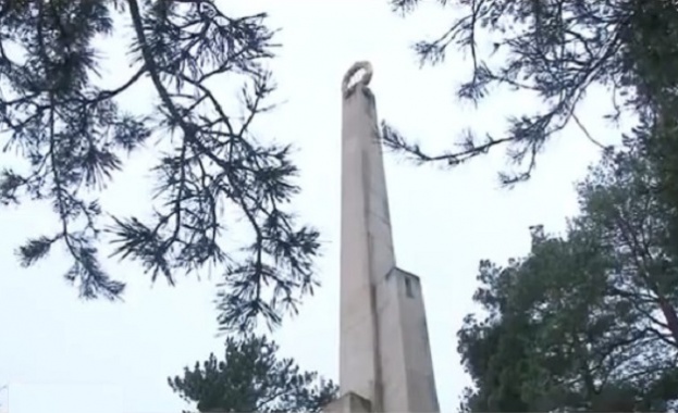 Монумент за Априлското въстание тъне в разруха