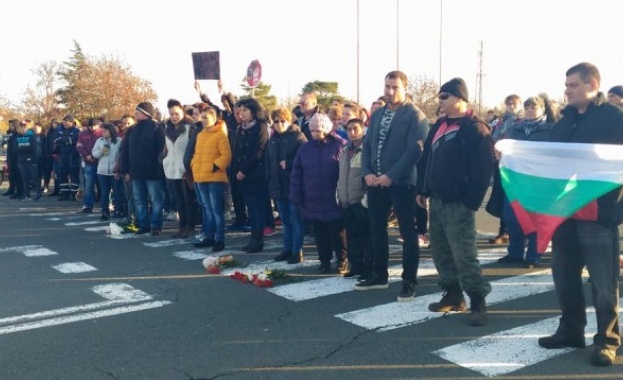 Протест блокира пътя Бургас - Созопол след смъртта на блъснатото 16-годишно момче