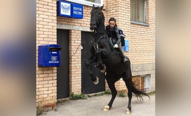 Руска пощальонка стана интернет сензация, доставя пратки на кон