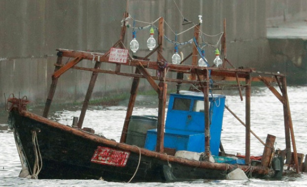 Морето изхвърли лодка с 8 севернокорейски рибари на японския бряг