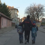Шампион по самбо приюти две братчета, останали без родители