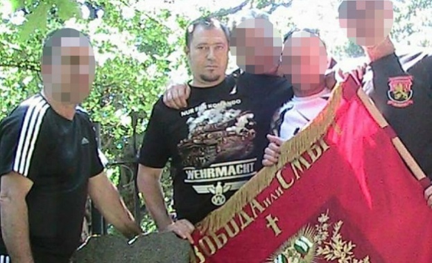 Председателят на агенцията за българите в чужбина – с нацистка тениска