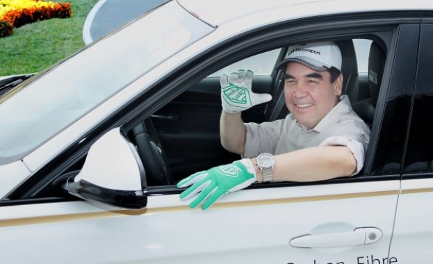 Президентът на Туркменистан дрифтира, докато тества нов спортен автомобил за полицията